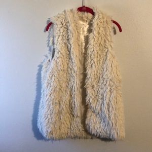 Whit fur vest